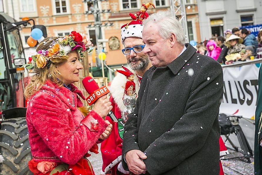 Hermann Schützenhöfer mit dem Grazer Faschingsclub beim Umzug